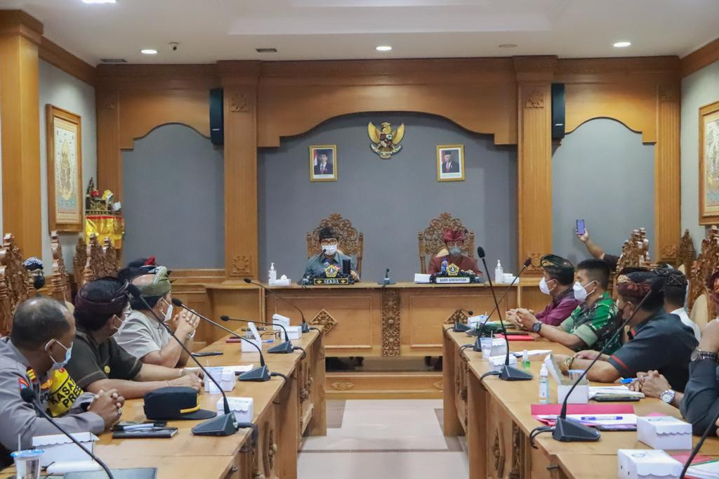 Sekda Badung Adi Arnawa Pimpin Rapat Terkait Pelaksanaan Tawur Agung Kesanga